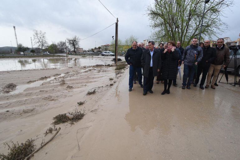 Agricultores y alcaldes de la Vega de Granada visitan en Huétor Tájar los campos inundados por la crecida del Genil, junto al presidente de la Diputación y la delegada del Gobierno de la Junta