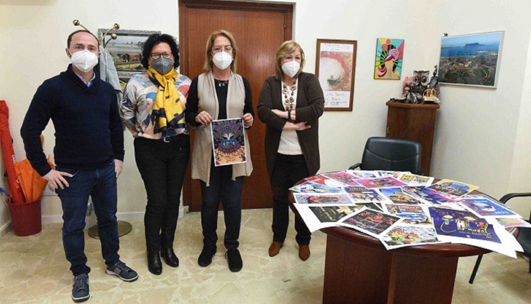 Entrega del cartel anunciador.