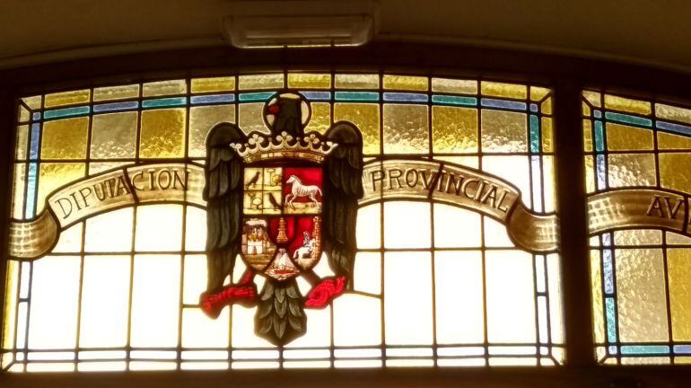 Imagen del escudo de la provincia en una de las vidrieras del Torreón de los Guzmanes, sede de la Diputación Provincial