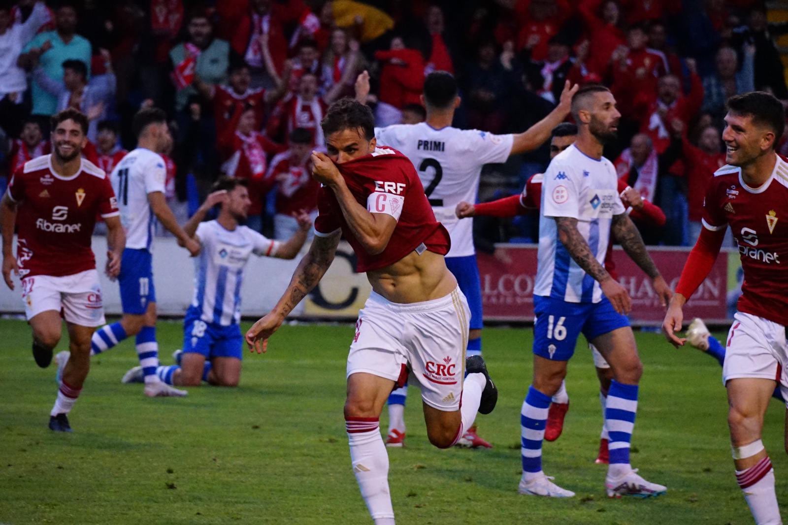 Pedro León celebra el 1-2 del Real Murcia en El Collao