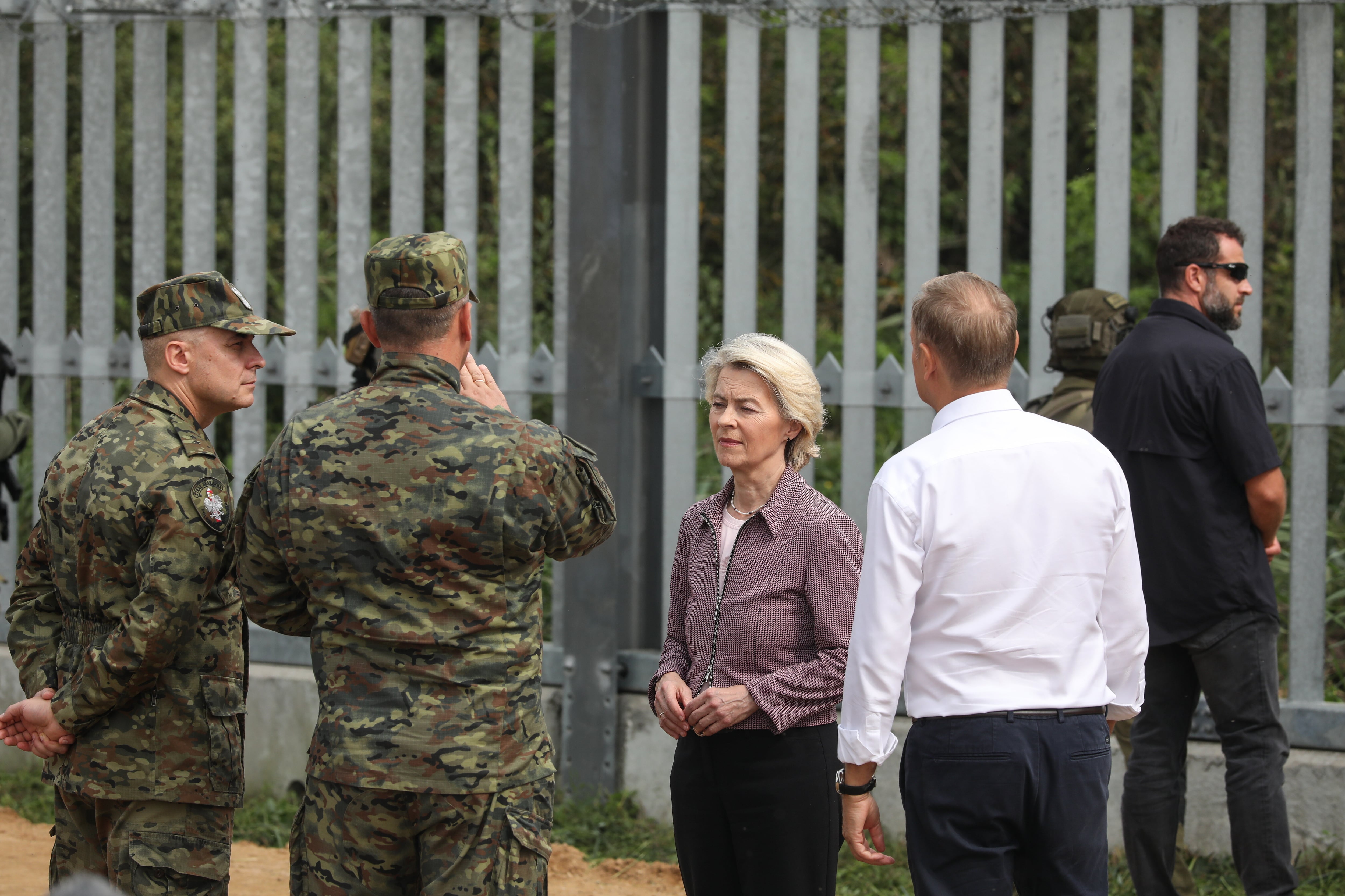 La presidenta de la Comisión Europea, Ursula von der Leyen, visita la frontera polaca con Bielorrusia junto al primer ministro del país, Donald Tusk.