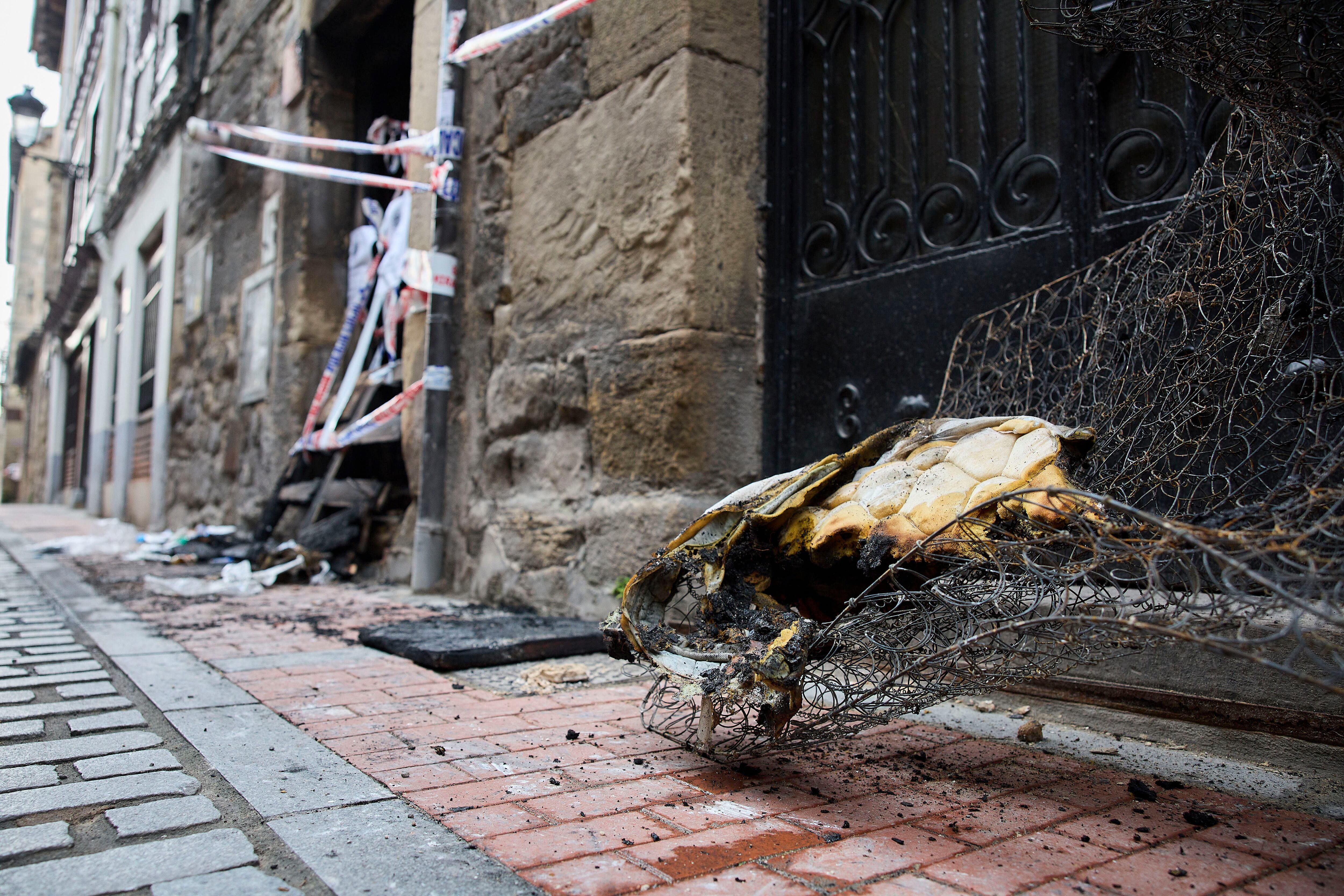 Tres personas han muerto y otras cuatro han resultado heridas, dos de ellas menores de 7 y 11 años, en el incendio que se declaró en torno a las 22:45 horas de este martes en un edificio de Miranda de Ebro (Burgos).