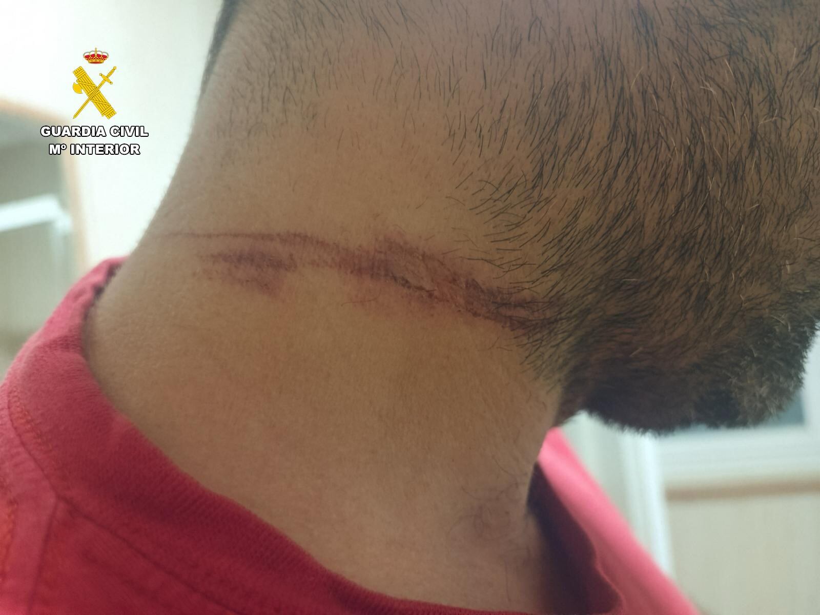 La Guardia Civil de Tráfico investiga a una persona por un delito contra la seguridad vial tras colocar un obstáculo en un camino público que provocó un siniestro con un herido