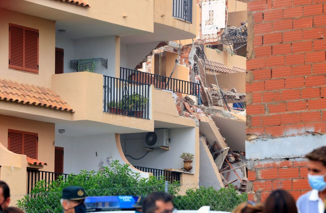 El edificio de tres plantas que se ha derrumbado en una urbanización de Peñíscola (Castellón) y dejó dos personas fallecidas.