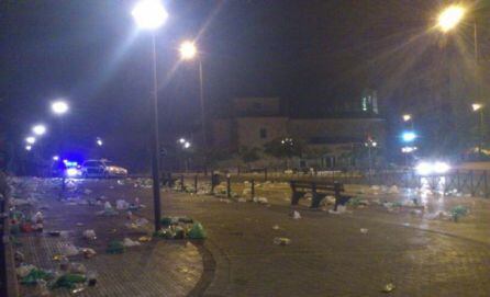 Estado de la entrada del caminillo de Puertollano, tras la celebración de un botellón