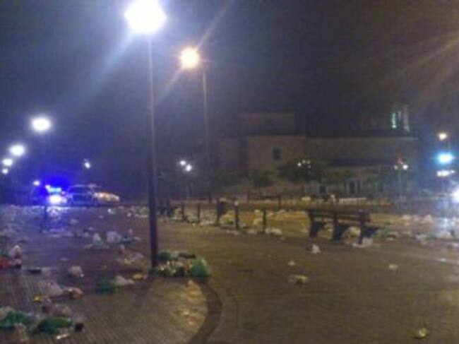 Estado de la entrada del caminillo de Puertollano, tras la celebración de un botellón