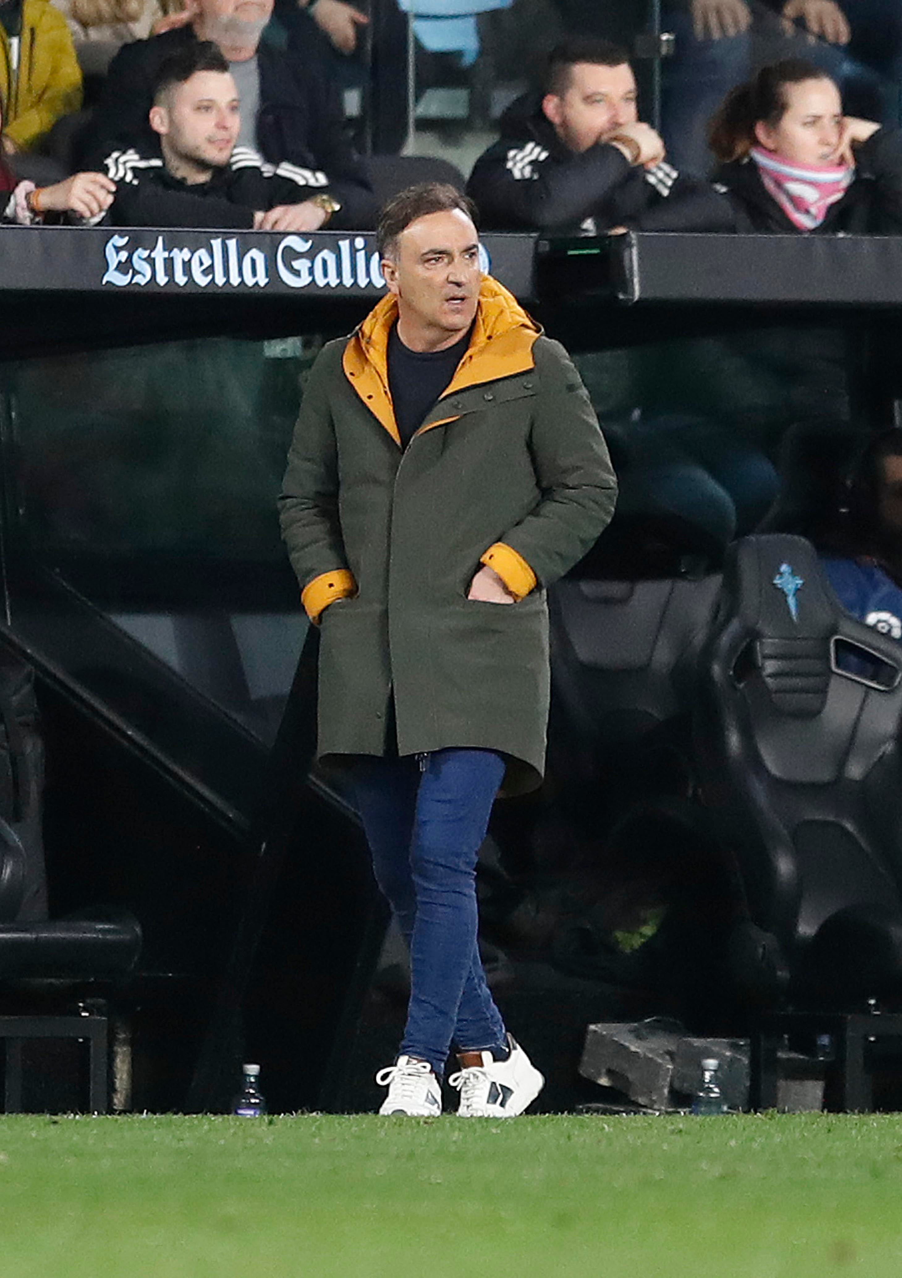 ***CORRECCIÓN NOMBRE ENTRENADOR*** Vigo (Pontevedra), 11/03/2023.- El técnico portugués del Celta, Carlos Carvalhal, durante el encuentro correspondiente a la jornada 25 de primera división que han disputado hoy sábado frente al Rayo Vallecano en el estadio Balaidos de Vigo. EFE / Salvador Sas.
