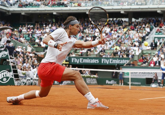 Nadal devuelve una bola en Roland Garros