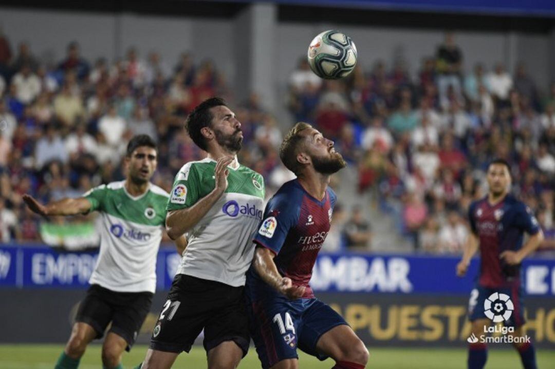 Figueras y Pulido en la acción previa al 1-1.