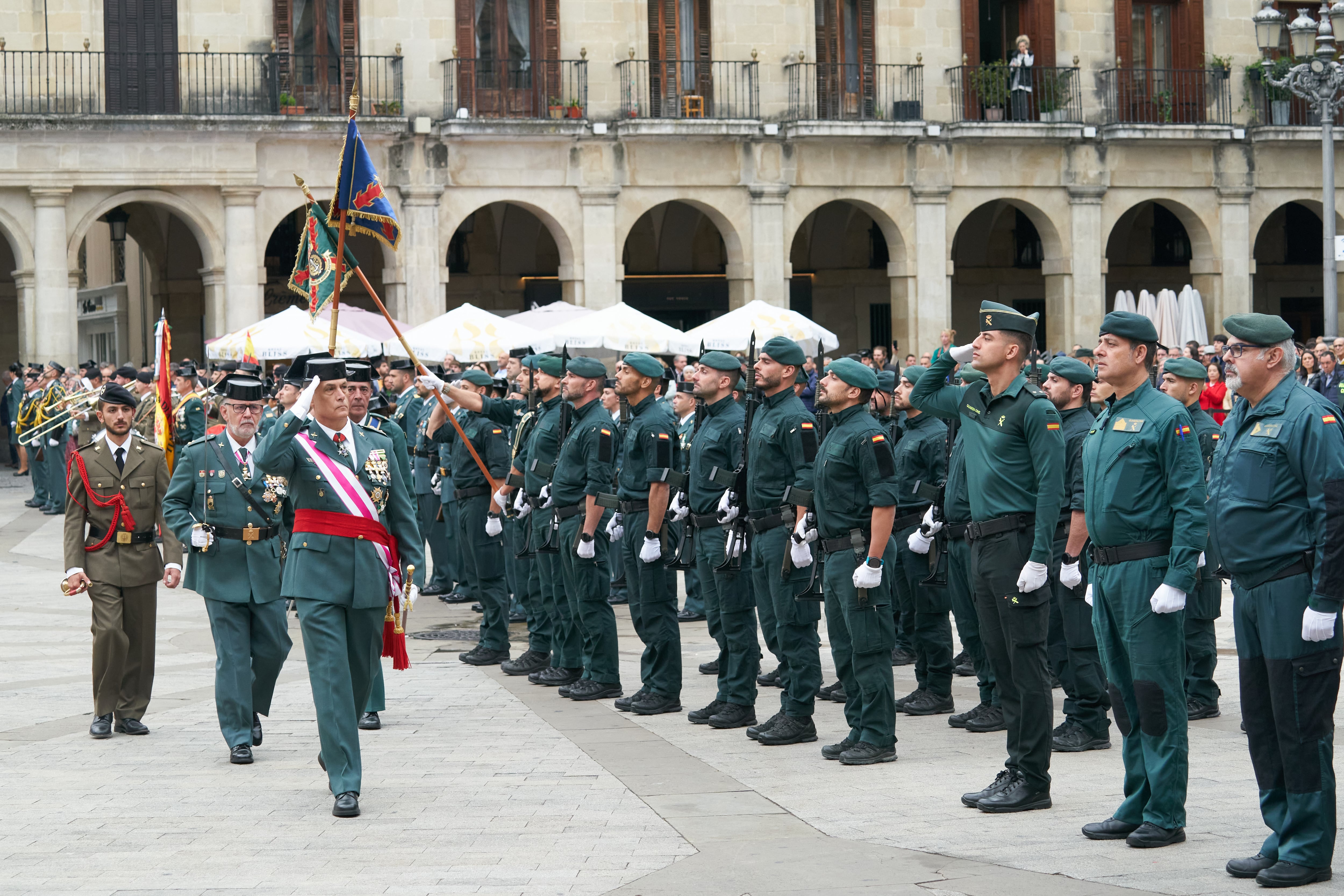 La Guardia Civil celebra el día de su patrona en la Plaza de España de Vitoria, por primera vez fuera del cuartel de Sansomendi