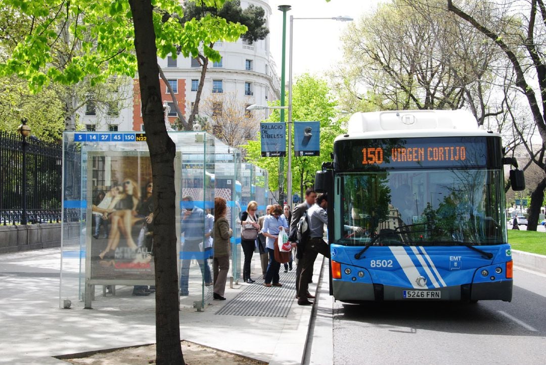 Viajeros suben a un autobús de la línea 150 de EMT Madrid.