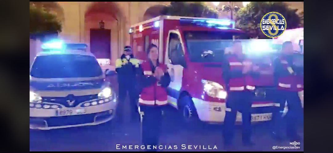 Efectivos de policía local, bomberos y sanitarios del ayuntamiento de Sevilla se sumaron al #aplausosanitario de los ciudadanos