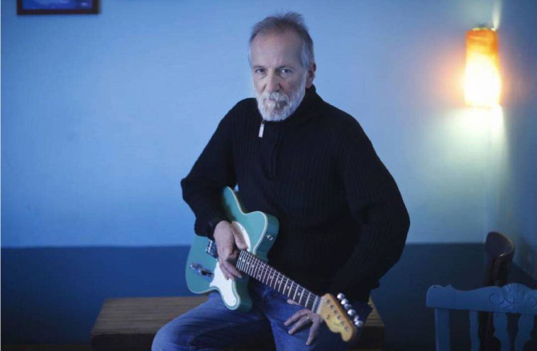 El músico y compositor Pancho Varona posa con una guitarra eléctrica.
