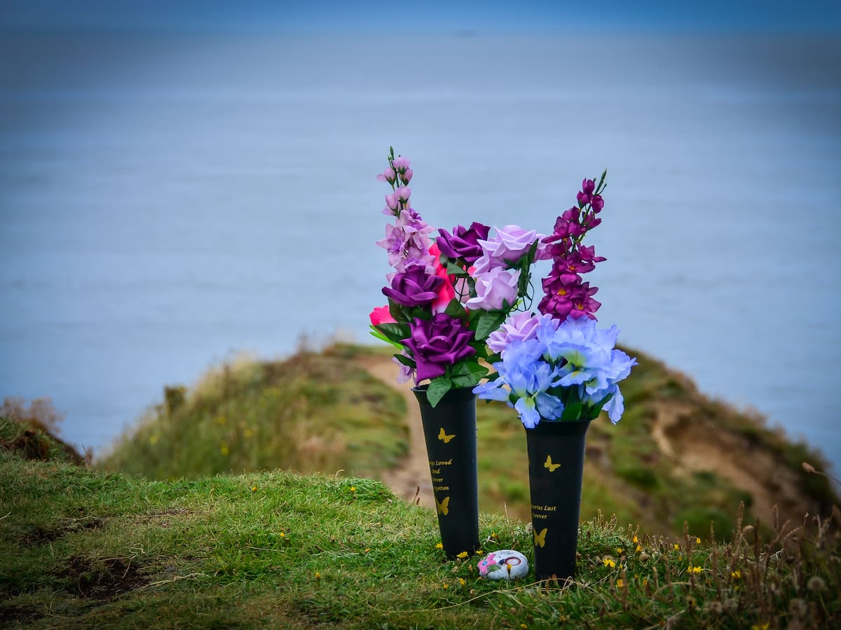 ¿Puedo tirar las cenizas de un ser querido al mar? Estas son las condiciones
