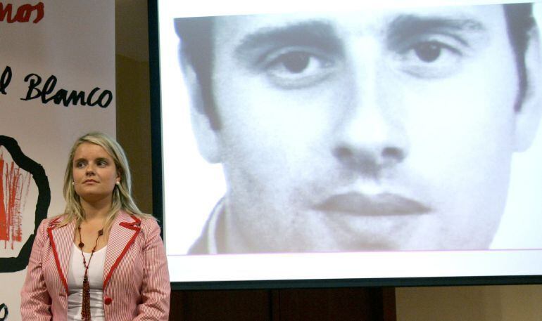 La presidenta de la Fundación Miguel Ángel Blanco, María del Mar Blanco, junto a la foto de su hermano, en una foto de archivo.