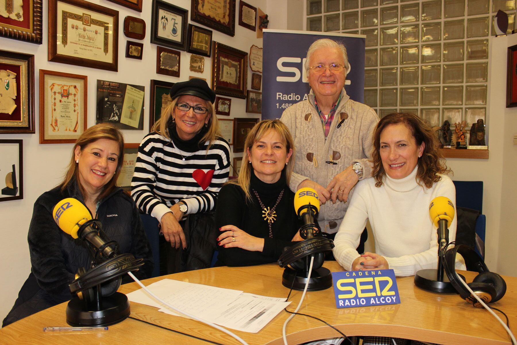 Inma Cortés, Carmina Nadal, Ana Botella y Virginia Bolufer con Paco Aznar