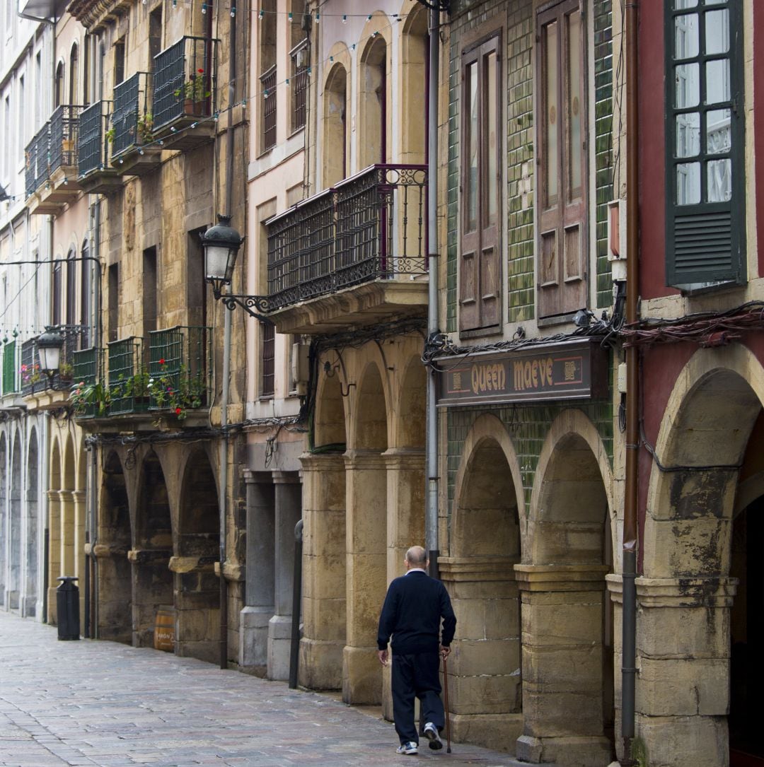 Un vecino pasea por Avilés, concejo que suma una nueva prórroga de las restricciones. 