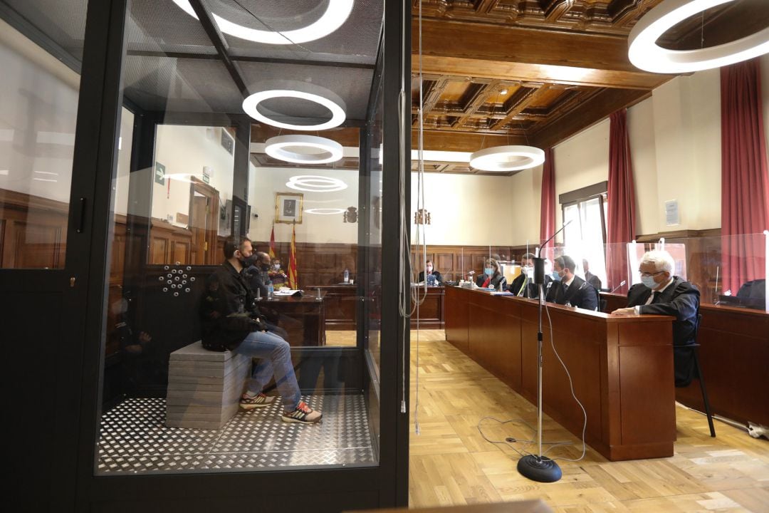 El acusado Norbert Feher, alias ‘Igor el Ruso’ declara en una cabina de cristal blindada, en la Audiencia Provincial de Teruel, a 12 de abril de 2021, en Teruel