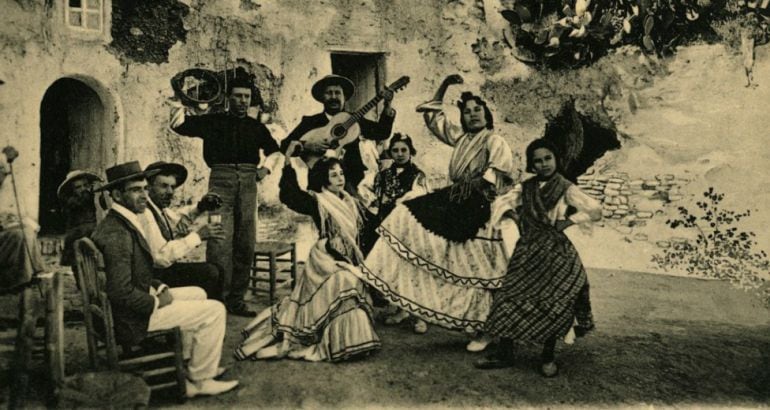 Fotografía antigua donde se refleja un cuadro flamenco de gitanos