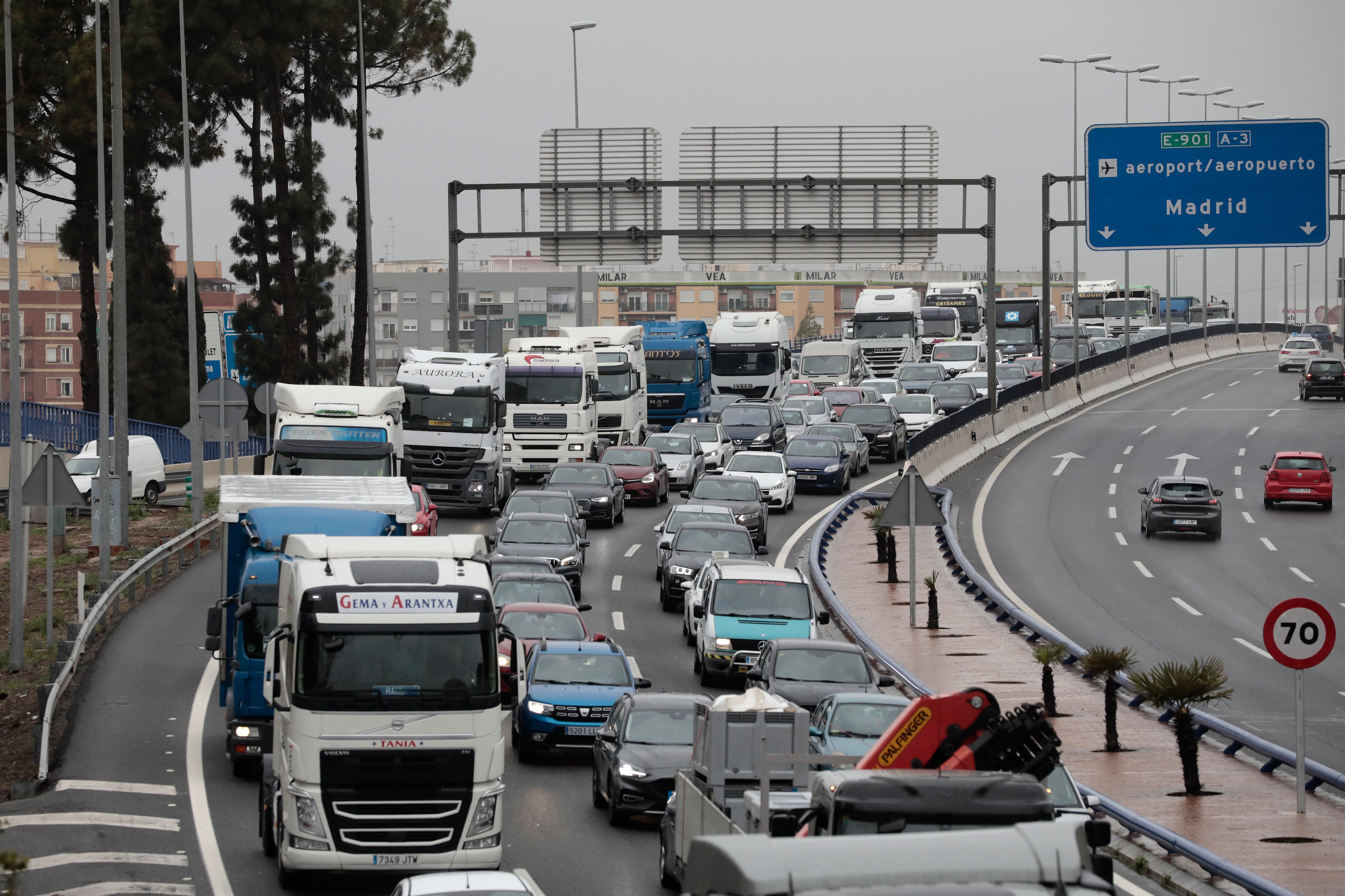 Una manifestación de camioneros en forma de &quot;marcha lenta&quot; provocó el pasado lunes retenciones y tráfico denso en la ronda sur de València.