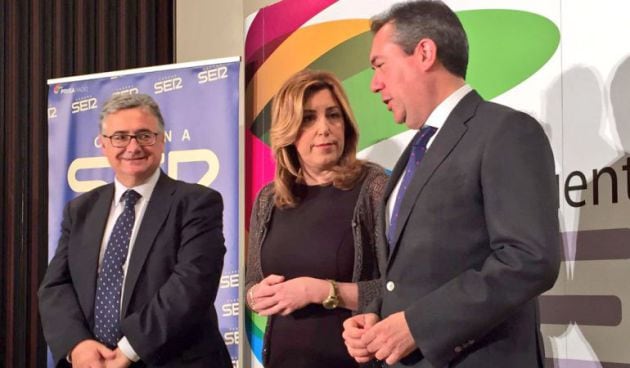 De izquierda a derecha, Antonio Yélamo, director de la Cadena SER en Andalucía; la presidenta de la Junta, Susana Díaz; y el alcalde de Sevilla, Juan Espadas en el Encuentro SER organizado en 2016, en el que hizo balance de su primer año al frente del ayuntamiento de Sevilla.