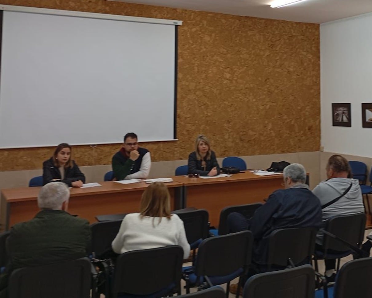 La concejala de Personal, Participación Ciudadana y Barrios, Maribel López (a la derecha de la imagen), en una foto de archivo.