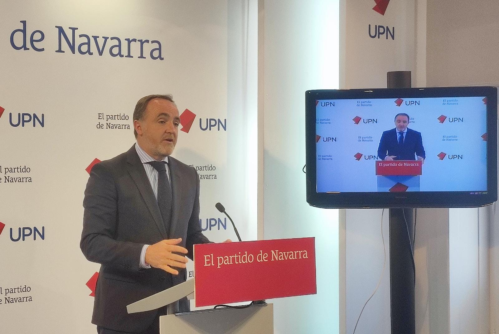 Javier Esparza, presidente de UPN, en la presentación de las ayudas que propone este partido para las familias navarras.