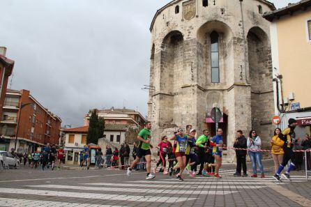 Corredores de la IX Carrera Murallas de Cuéllar a su paso por la Plaza de los Coches