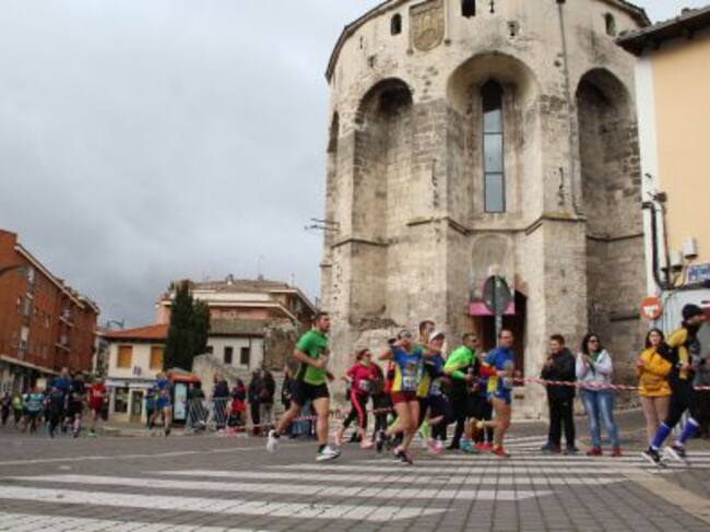 Corredores de la IX Carrera Murallas de Cuéllar a su paso por la Plaza de los Coches