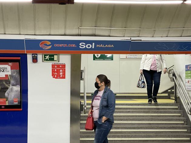 Usuarios del metro de Madrid este martes