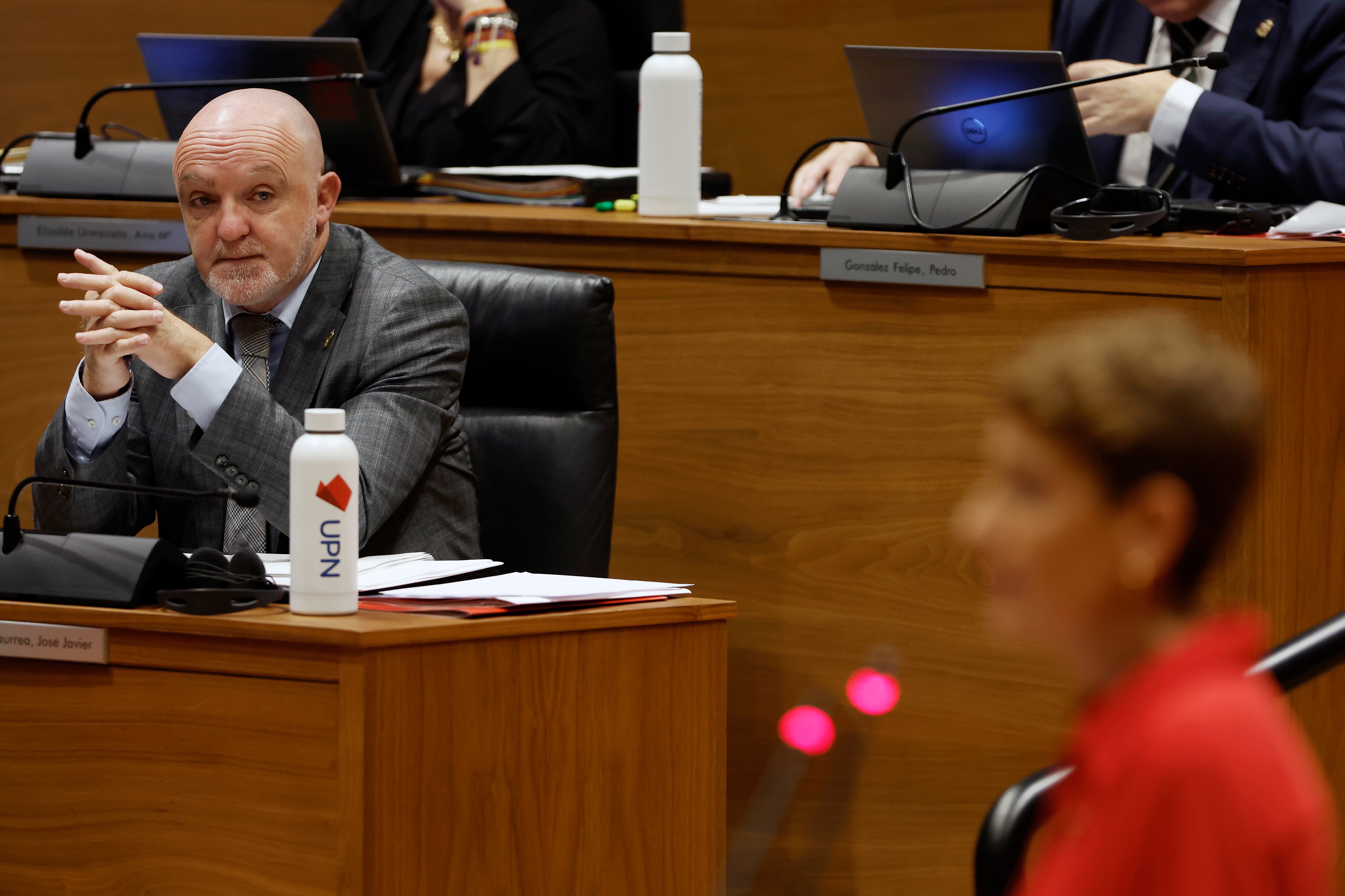 El portavoz del grupo parlamentario de UPN Javier Esparza escucha la intervención de la presidenta María Chivite durante el Debate del Estado de la Comunidad Foral