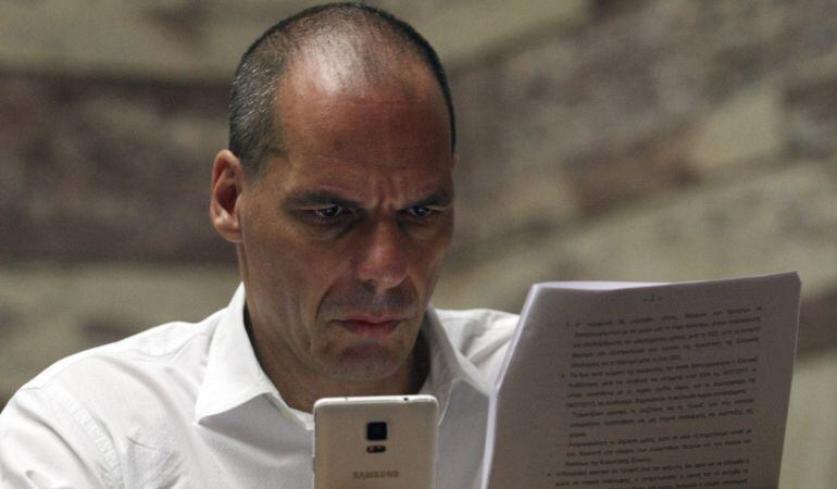 El exministro de Finanzas griego Yanis Varufakis lee el documento de la propuesta griega durante una reunión del grupo parlamentario de Zyriza en el Parlamento