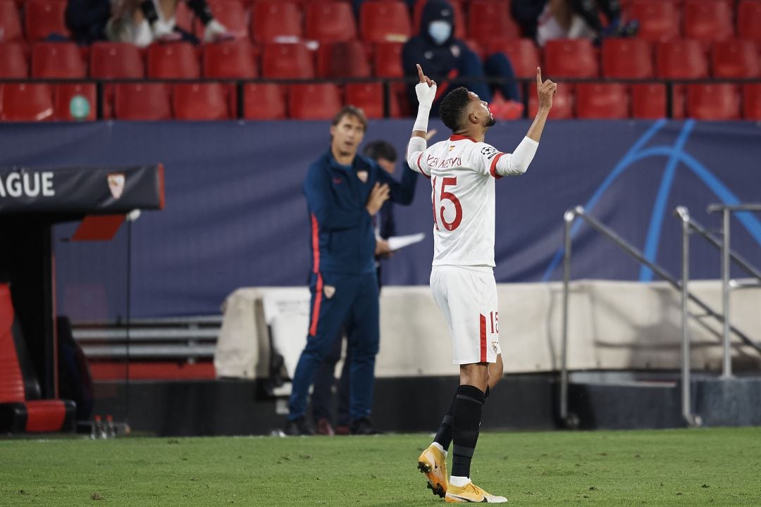 Julen Lopetegui aplaude uno de los goles de Youssef En-Nesyri