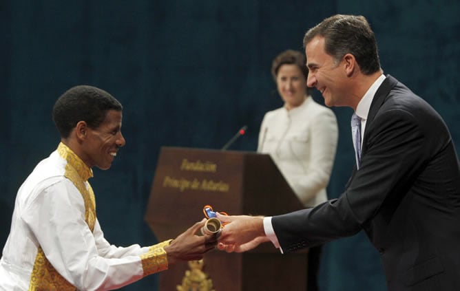 El príncipe Felipe entrega al atleta etíope Haile Gebrselassie (i) el premio Príncipe de Asturias de los Deportes 2011, durante la ceremonia de entrega de los galardones celebrada esta tarde en el Teatro Campoamor