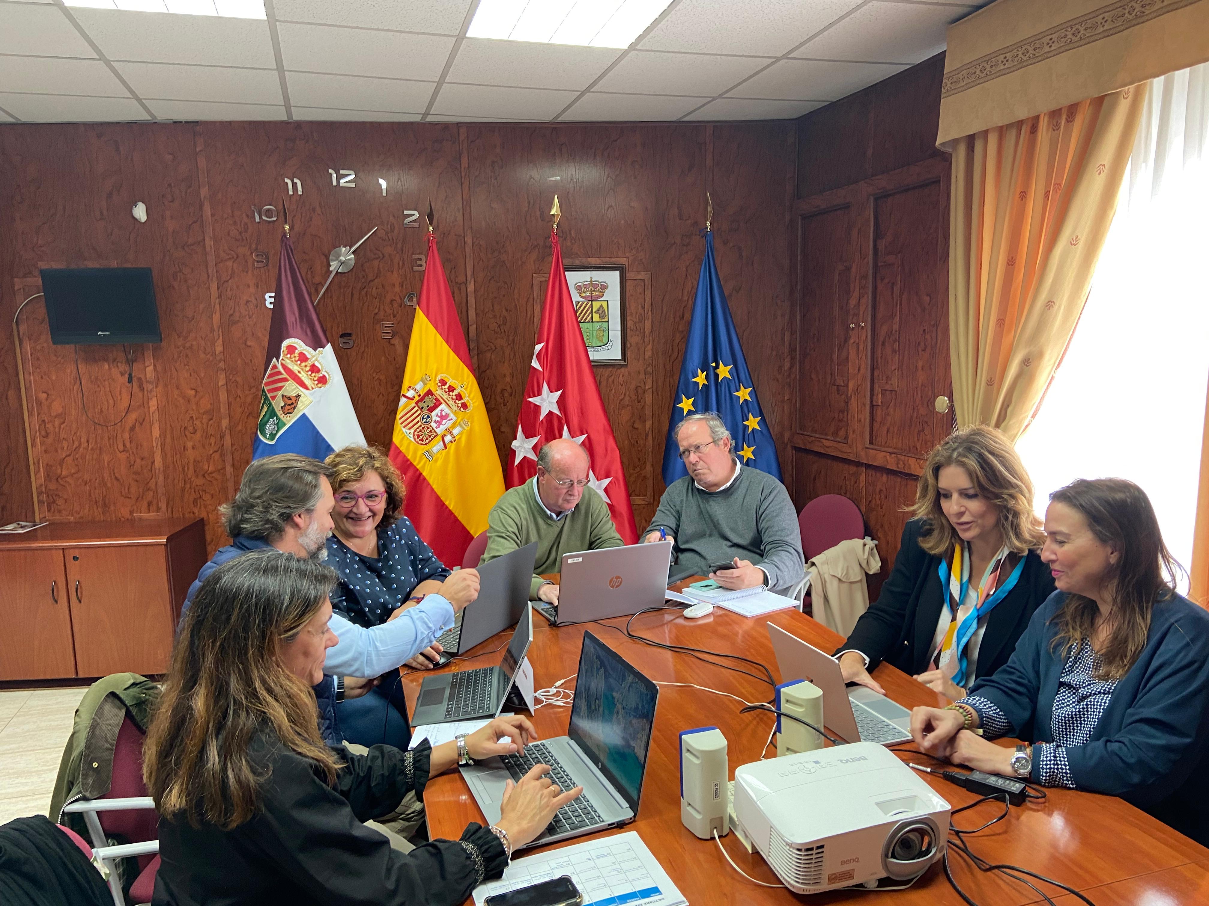 El alcalde de Algete, Fernando Romo, al frente de su equipo de gobierno en el Ayuntamiento