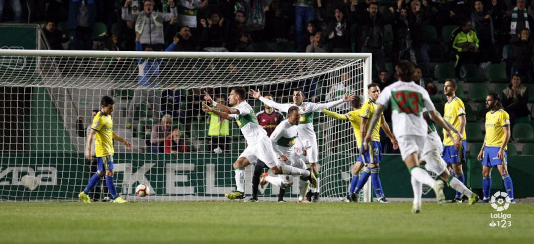 Dani Calvo corre a celebrar su gol ante el Cádiz