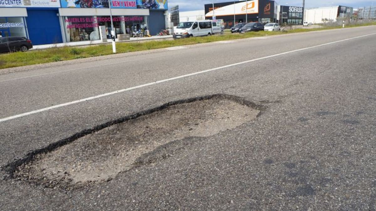 Ganemos critica los socavones que hay en la antigua Nacional V