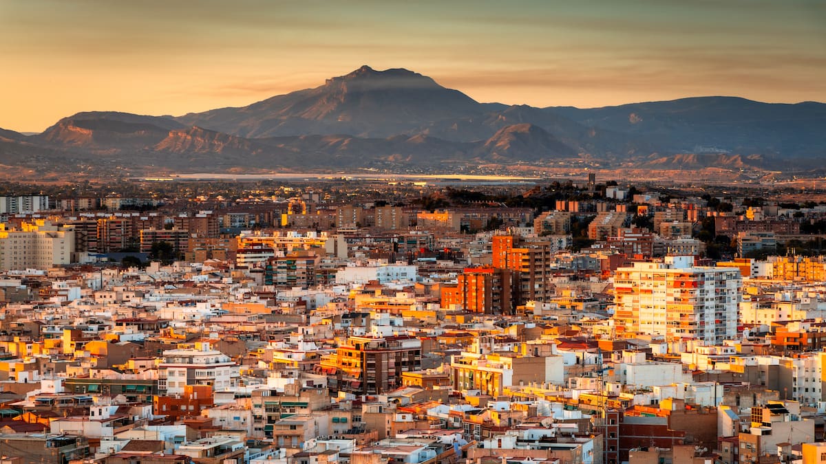 La Columna de Carlos Arcaya: «La disparatada dualidad de la vivienda en la Costa Blanca»