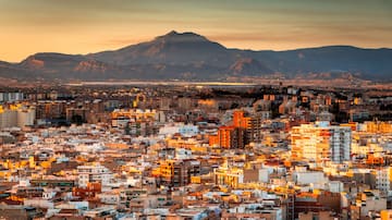 La disparatada dualidad de la vivienda en la Costa Blanca