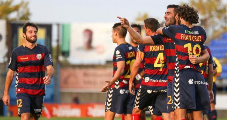 Benja celebrant el 4-1 envoltat de companys.