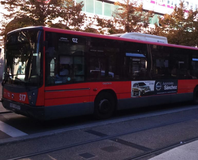 Un autobús urbano circulando por el paseo de la Independencia de Zaragoza. 