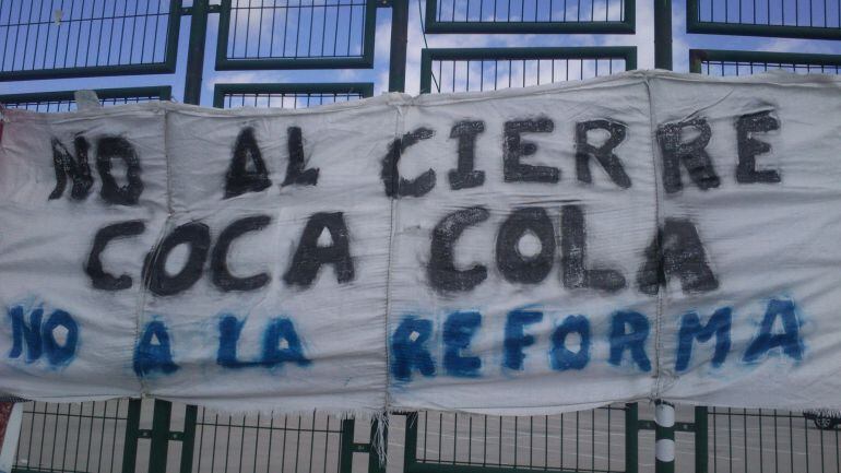 Pancarta en la puerta de la fábrica de Coca-Cola Iberian Partners en Fuenlabrada.