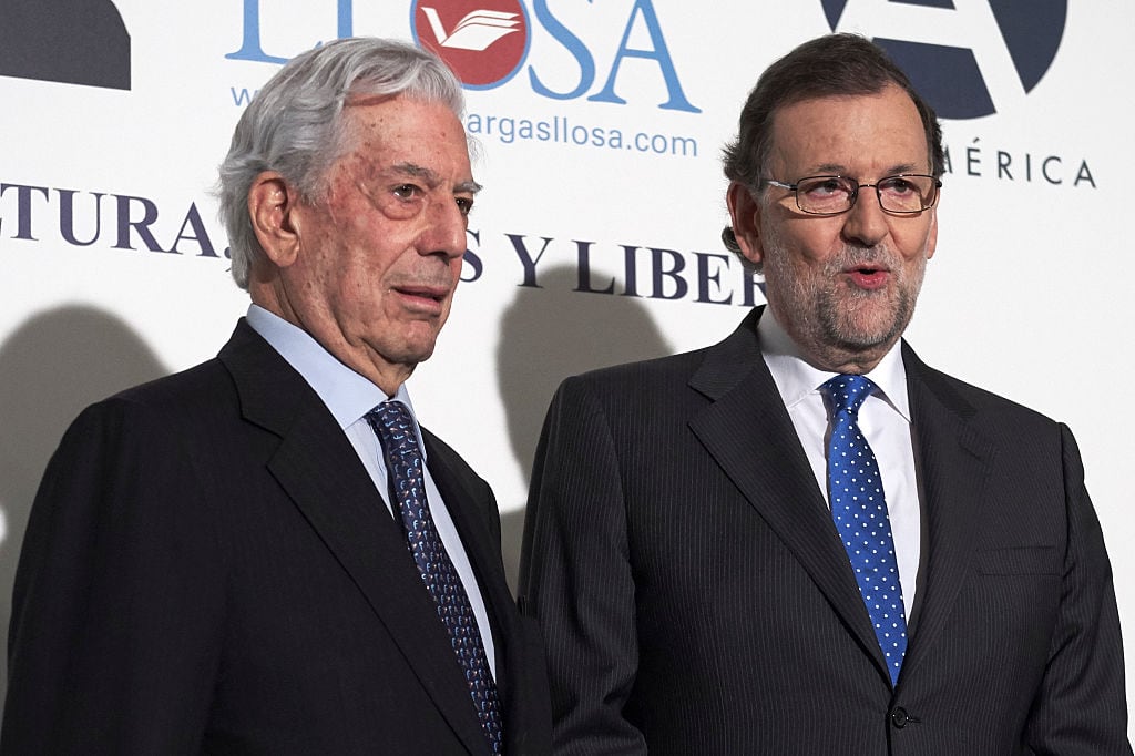 El premio Nobel de Literatura Mario Vargas Llosa, junto al expresidente del Gobierno Mariano Rajoy.