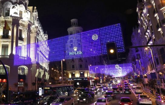 Fotografía de la calle Gran Vía con la iluminación navideña.