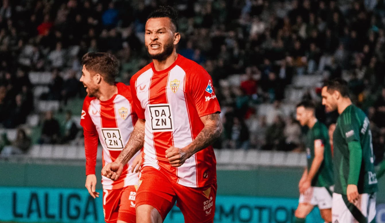 Luis Javier Suárez celebrando el primero de los tres goles que consiguió frente al Racing de Ferrol.