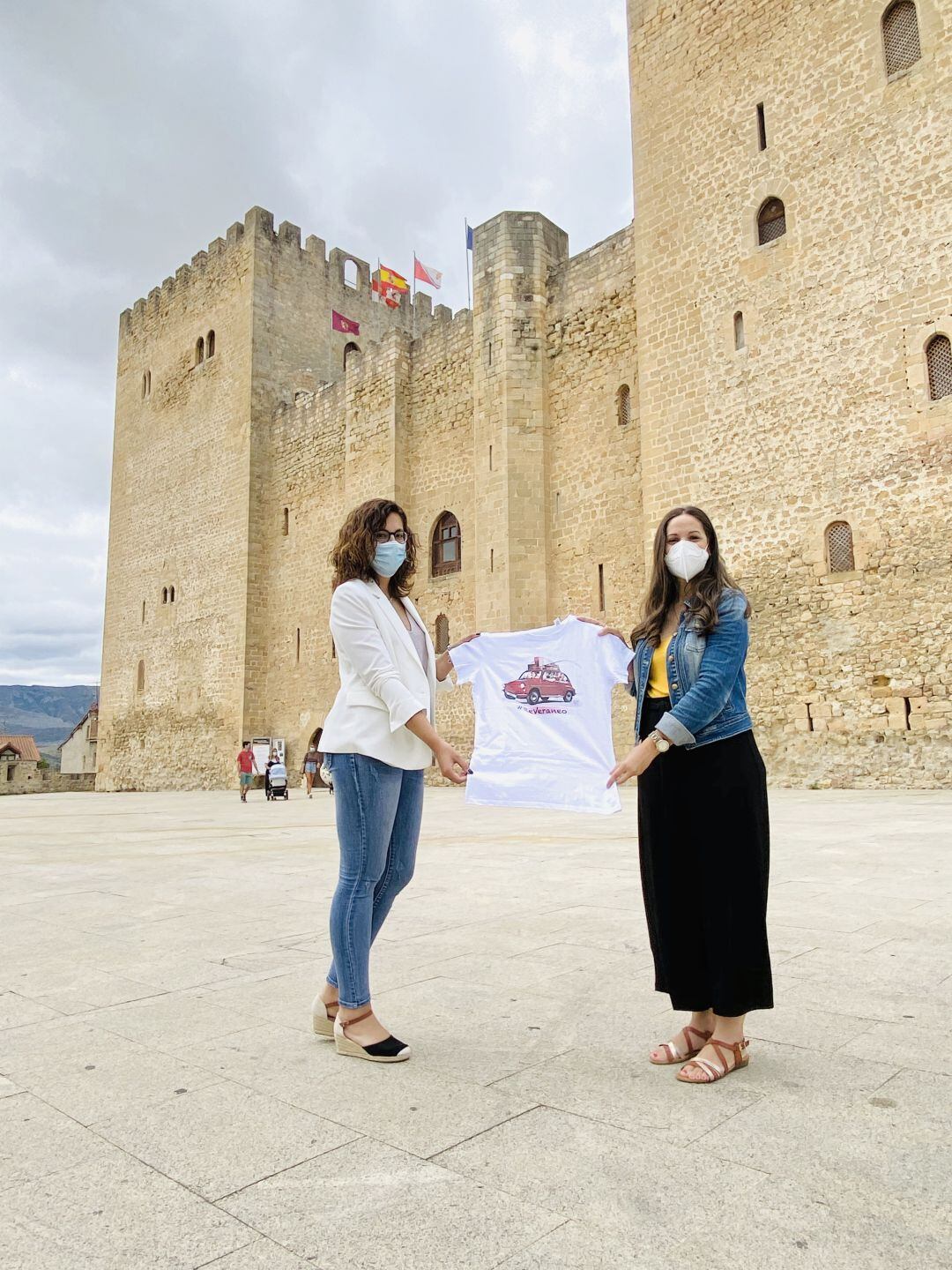 La bloguera @estelaistravelling y Nerea Angulo, concejala de Turismo de Medina de Pomar, durante la presentación de la camiseta del #ReVeraneo