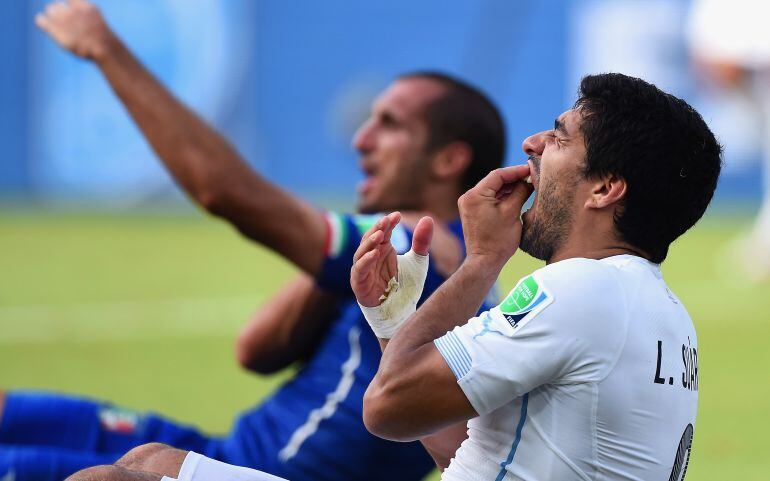 Suárez se lleva la mano a uno de sus dientes tras morder a Chiellini en el pasado Mundial