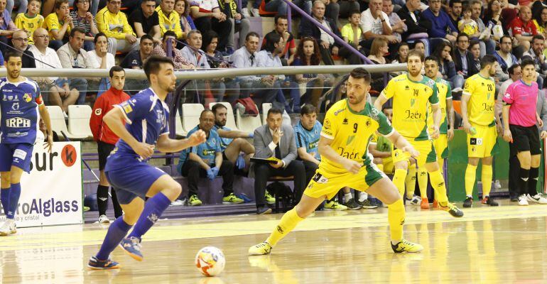 Víctor Montes trata de frenar el avance de un jugador del Gran Canaria FS.