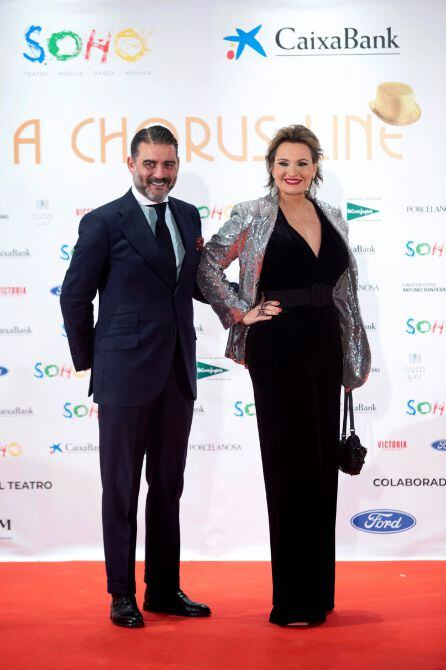 La cantante Ainhoa Arteta y su marido Matías Urrea posan esta noche en Málaga momentos antes del pase del musical &quot;A Chorus Line&quot;, proyecto codirigido y protagonizado por el actor Antonio Banderas, que se estrena hoy en el Teatro del Soho, un espacio escénico creado por el actor en su ciudad natal y que se inaugura hoy con la subida del telón para esta obra.