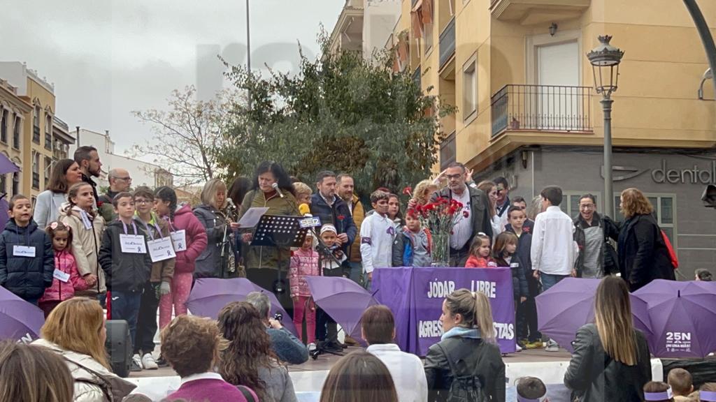 Momento de la ofrenda final a las víctimas por parte de los representantes de los colectivos